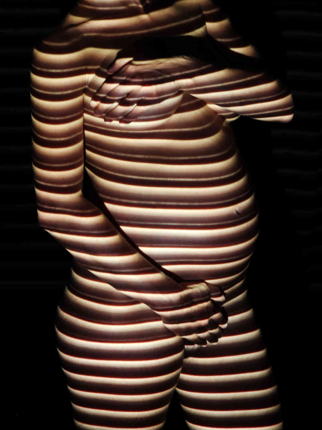 Aktfoto in Farbe - Projektion: Babybauch, Schwangerschaft