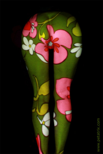 Aktfoto in Farbe - Projektion: Muster Tapete Torso