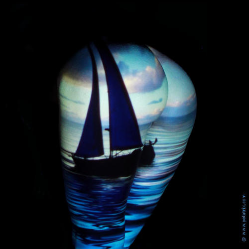 Aktfoto in Farbe - Projektion: Meer Po Segelschiff