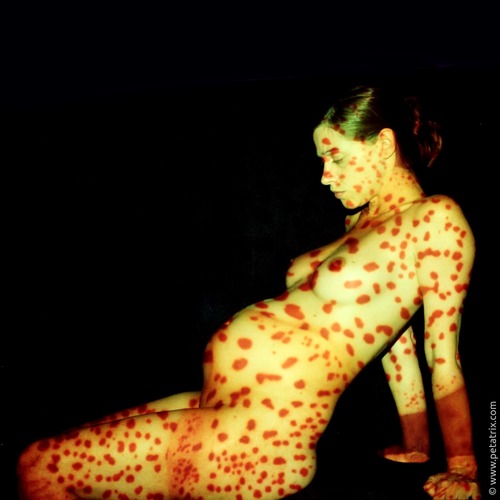 Aktfoto in Farbe - Projektion: Babybauch, Schwangerschaft