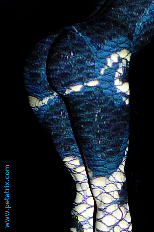 Aktfoto in Farbe - Projektion: blaue Spitze