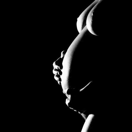 klassische Aktfotografie in Schwarzweiss - Schwangerschaft: Babybauch  Gegenlicht, stehend, Torso