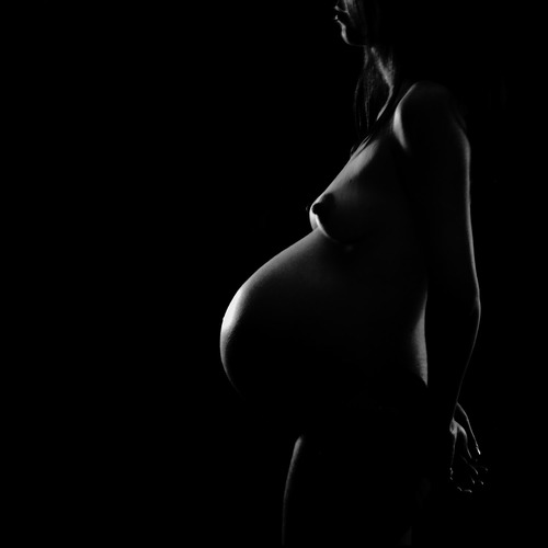 klassische Aktfotografie in Schwarzweiss - Schwangerschaft: Babybauch  Gegenlicht, stehend, Torso