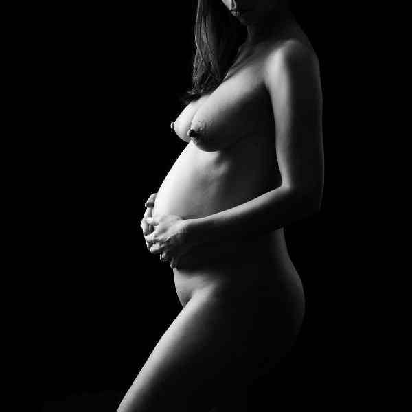 klassische Aktfotografie in Schwarzweiss - Schwangerschaft: Babybauch  Gegenlicht, stehend, Torso
