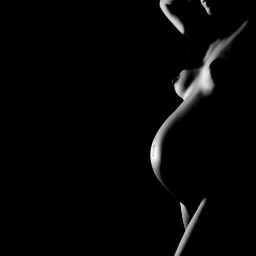 klassische Aktfotografie in Schwarzweiss - Schwangerschaft: Babybauch  Gegenlicht, stehend, Torso