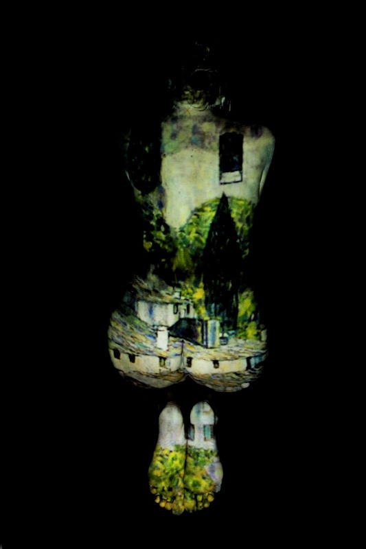 Aktfoto in Farbe - Projektion: GemÃ¤lde Klimt Landschaft