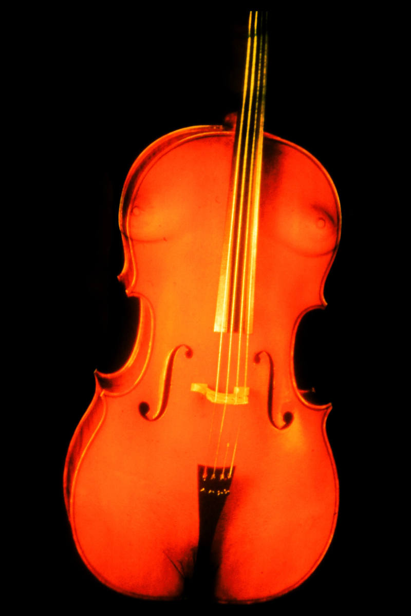 Aktfoto in Farbe - Projektion: Musikinstrument, Violine