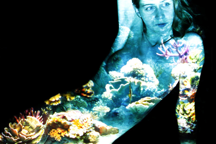Aktfoto in Farbe - Projektion: Torso Unterwasser