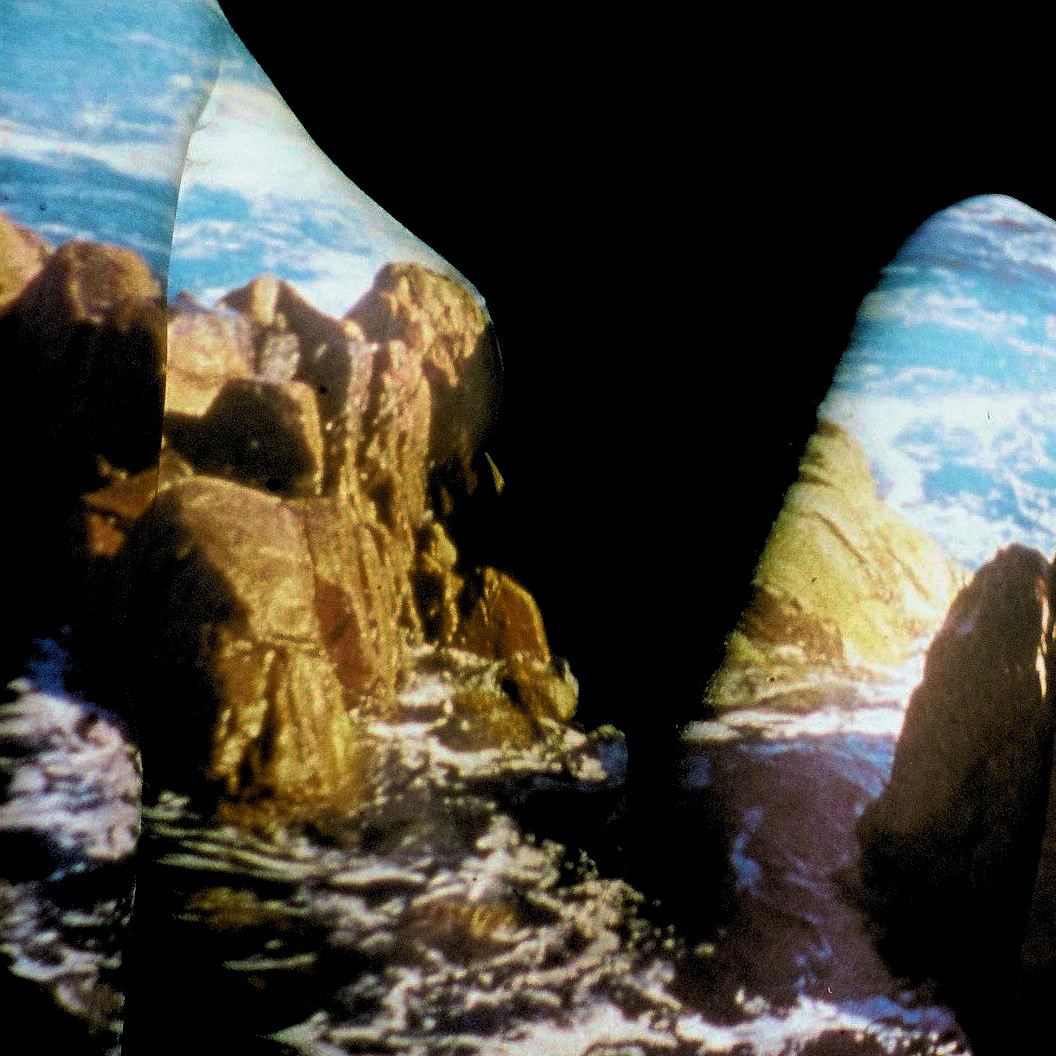Aktfoto in Farbe - Projektion: Brandung, Felsen, Meer
