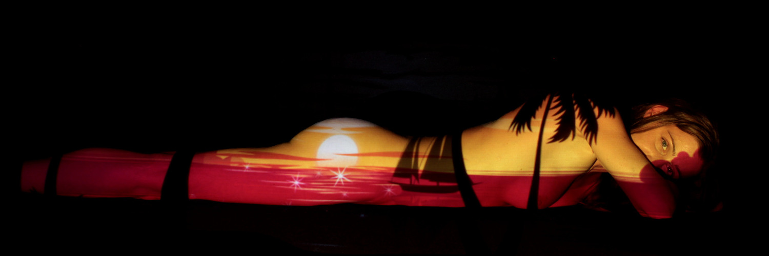 Aktfoto in Farbe - Projektion: Palmen Sonne Strand